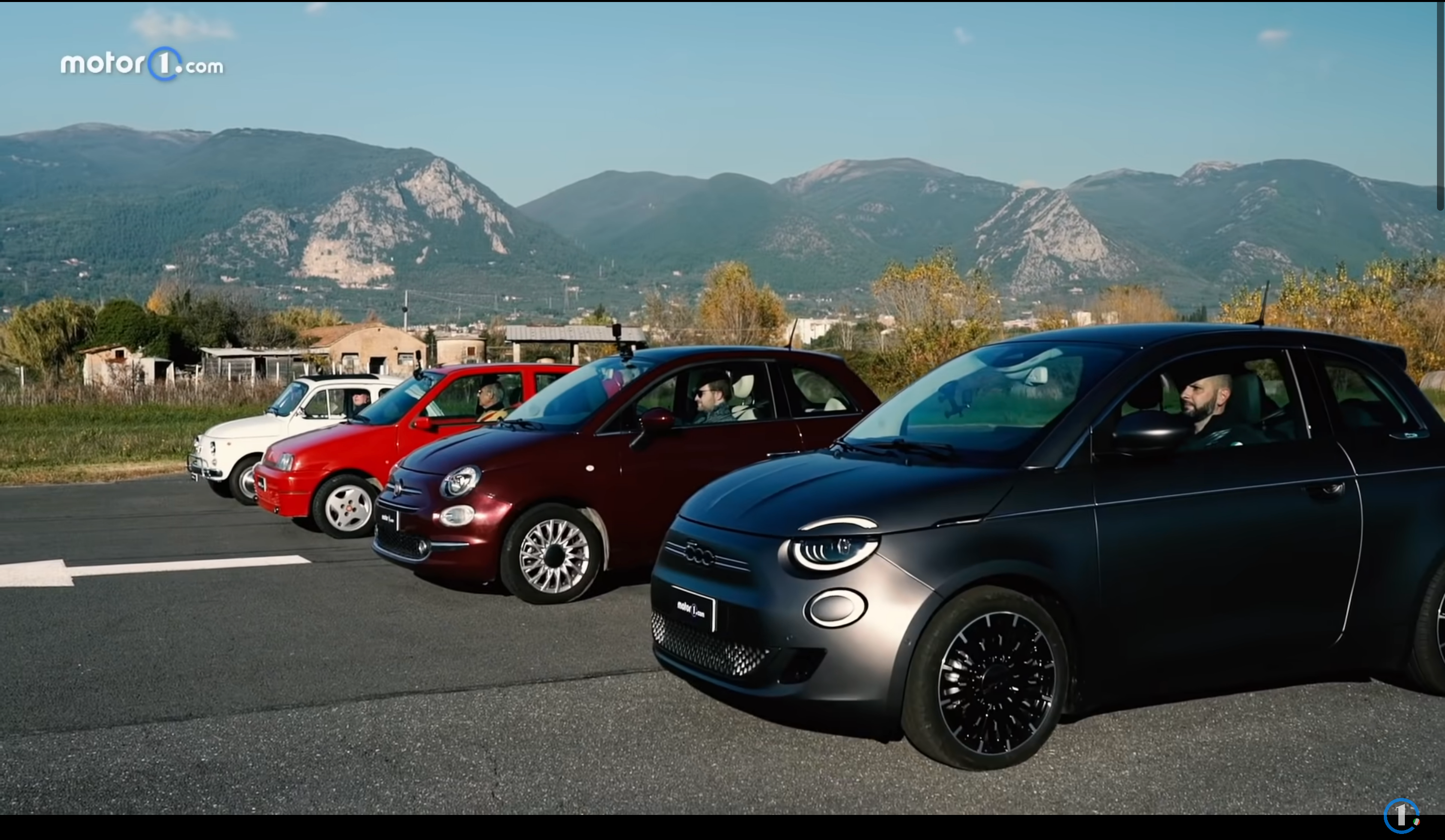 Чотири покоління Fiat 500 зійшлися у гонці на треку: епічний поєдинок