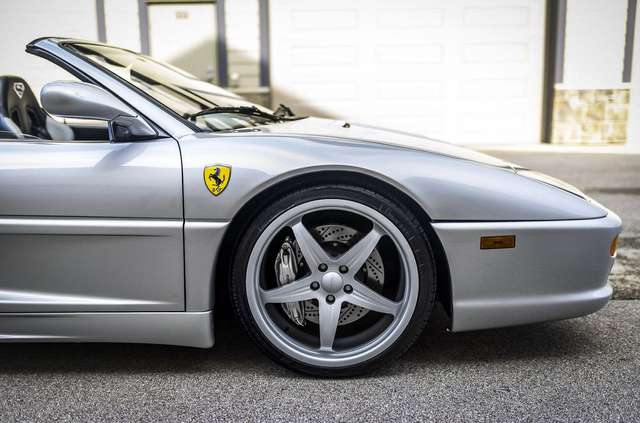 З молотка піде Ferrari Шакіла О'Ніла з надзвичайно просторим салоном - фото 440671