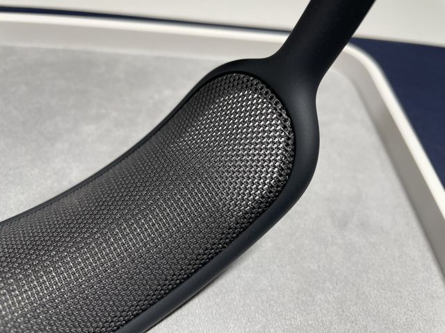 Блогер розібрав навушники Apple AirPods Max: знахідка всередині їх вразила - фото 440678