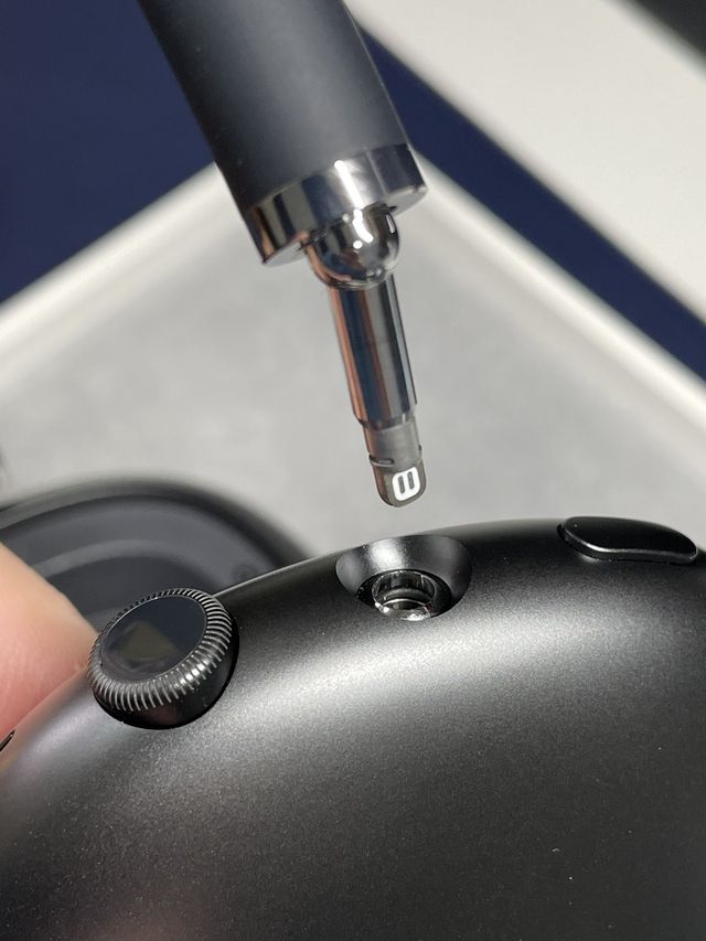 Блогер розібрав навушники Apple AirPods Max: знахідка всередині їх вразила - фото 440680