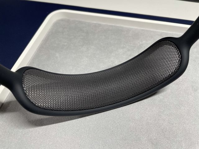 Блогер розібрав навушники Apple AirPods Max: знахідка всередині їх вразила - фото 440681