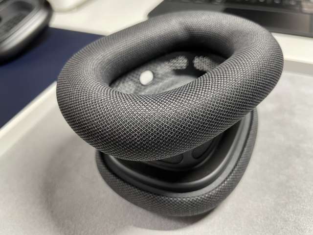 Блогер розібрав навушники Apple AirPods Max: знахідка всередині їх вразила - фото 440682