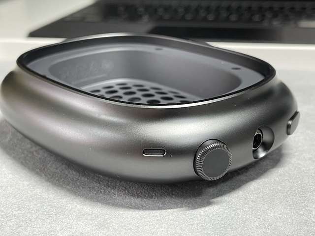 Блогер розібрав навушники Apple AirPods Max: знахідка всередині їх вразила - фото 440683