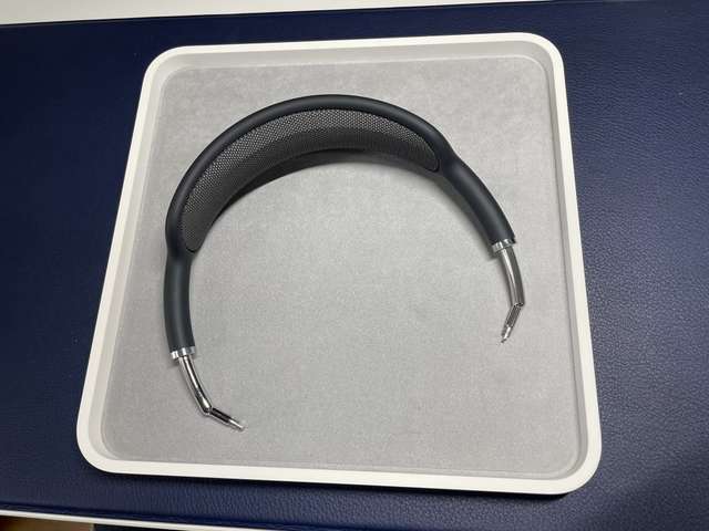 Блогер розібрав навушники Apple AirPods Max: знахідка всередині їх вразила - фото 440684