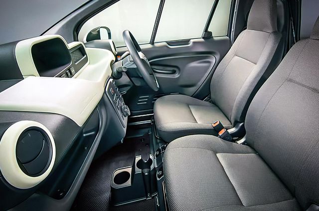 Toyota випустила крихітний електрокар: він менший за Smart - фото 440703