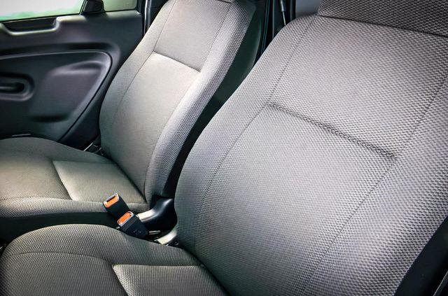 Toyota випустила крихітний електрокар: він менший за Smart - фото 440705