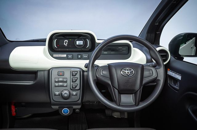 Toyota випустила крихітний електрокар: він менший за Smart - фото 440706