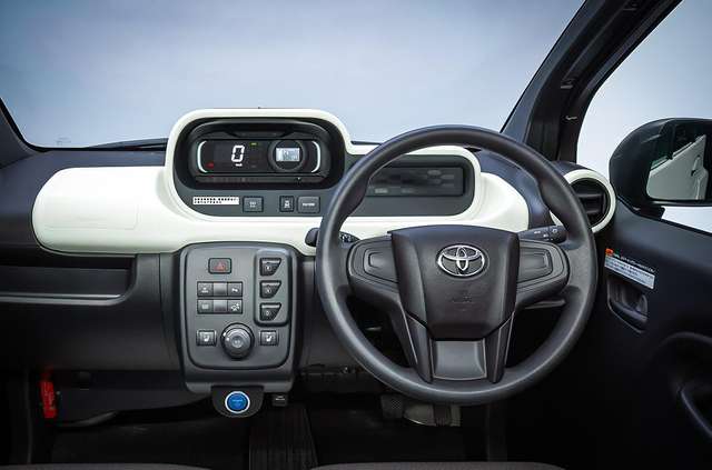 Toyota випустила крихітний електрокар: він менший за Smart - фото 440706