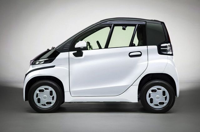 Toyota випустила крихітний електрокар: він менший за Smart - фото 440707