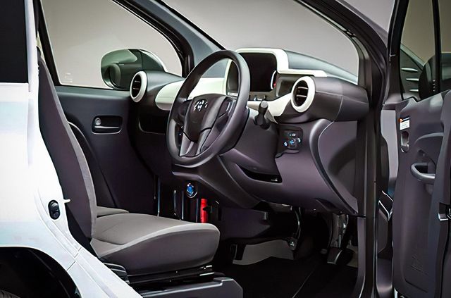 Toyota випустила крихітний електрокар: він менший за Smart - фото 440709