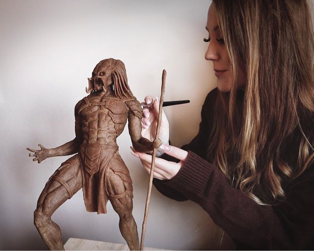 Художниця створила реалістичну статую Хижака з імбирного пряника - фото 440814