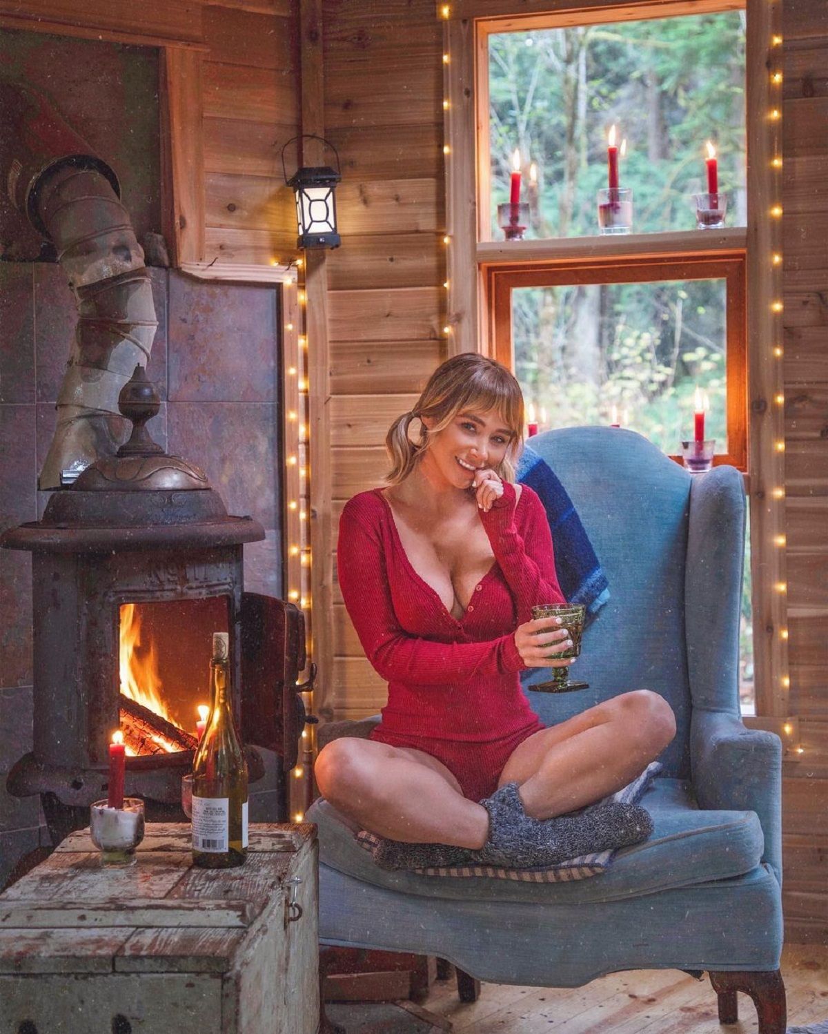 Найкрасивіша гравець у покер захопила фото під водоспадом