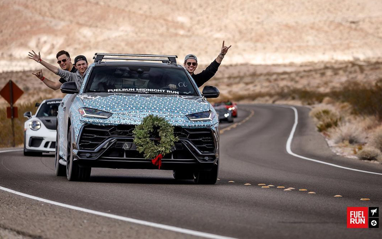 Lamborghini Urus "упакували" у подарунковий папір - фото 1