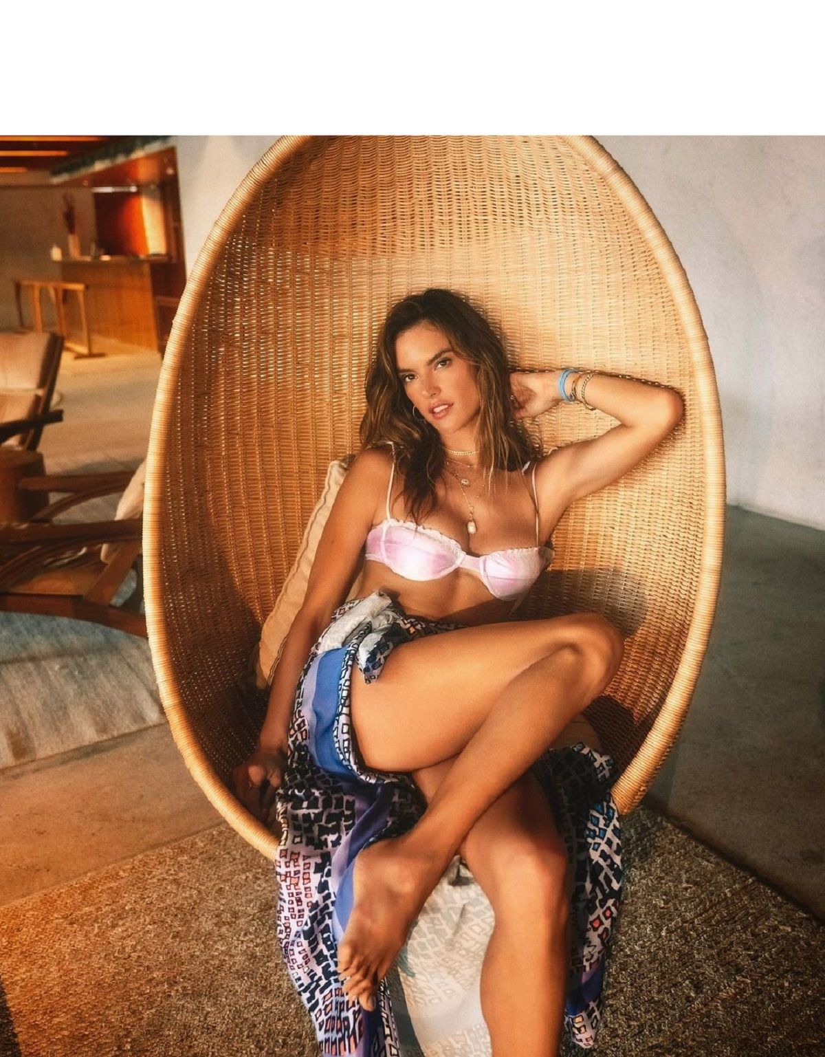 39-річна Алессандра Амброзіо розбурхала ідеальними формами (18+)