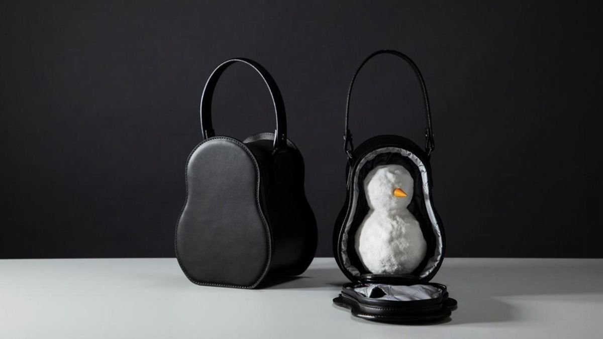 У Японії почали продавати сумку для сніговика: відео