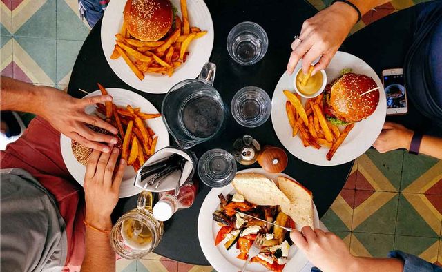 Учені з'ясували, як фастфуд впливає на сон і пам'ять підлітків - фото 440921