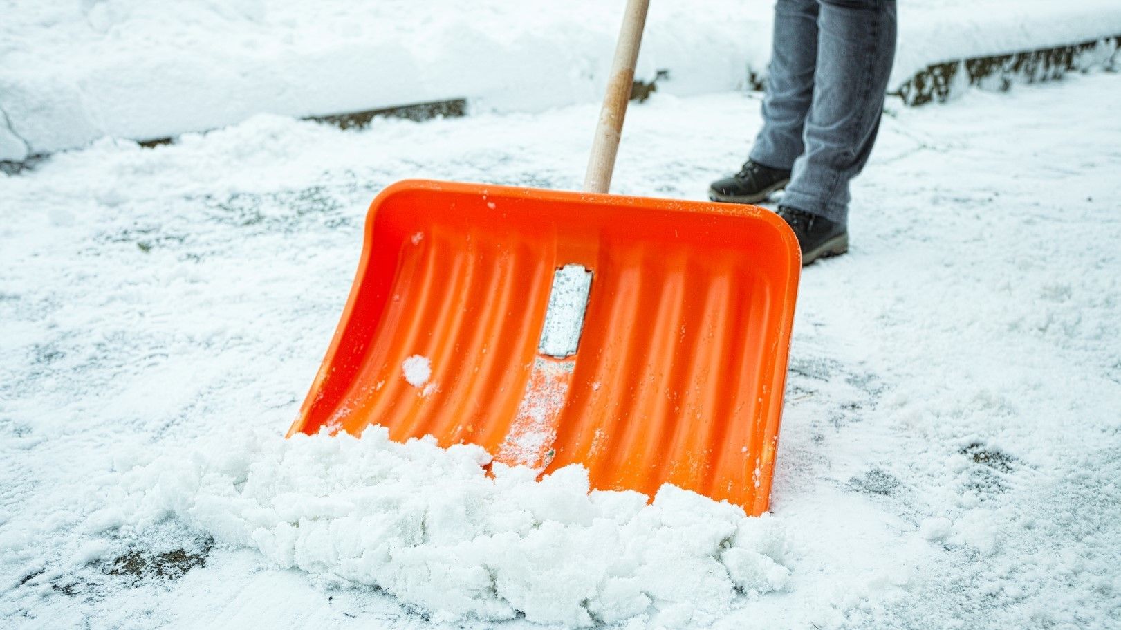 Лайфхак дня: житель США показав, як очистив будинок від снігу за кілька хвилин (відео)