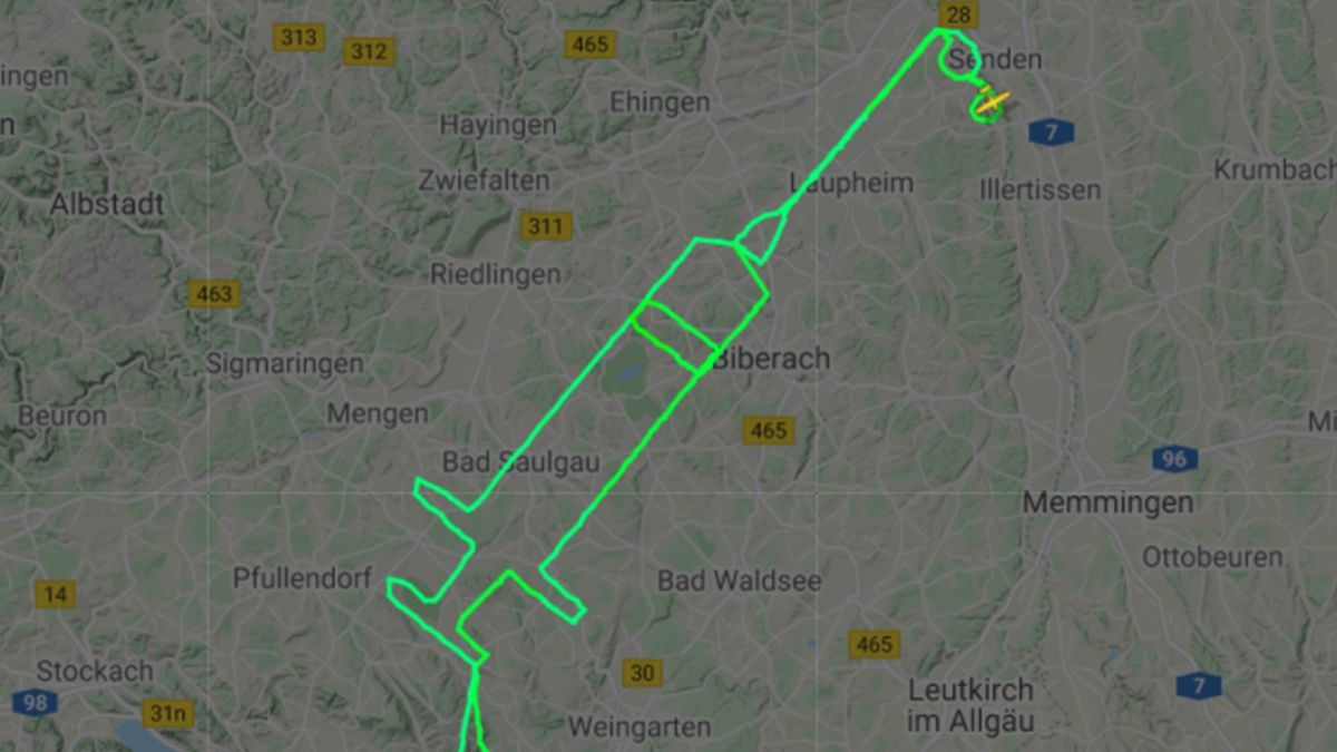 Пілот намалював в небі шприц на честь вакцинації від коронавірусу: фотофакт