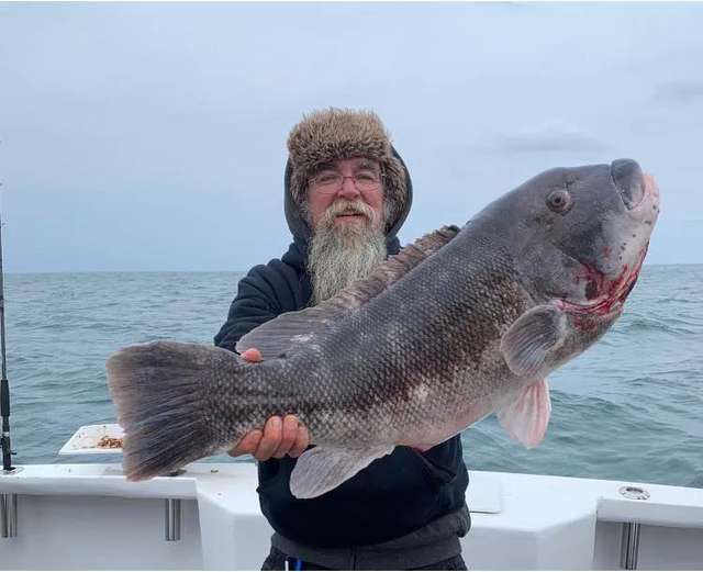 Чоловік упіймав рибу рекордних розмірів за одну хвилину: фото - фото 440945