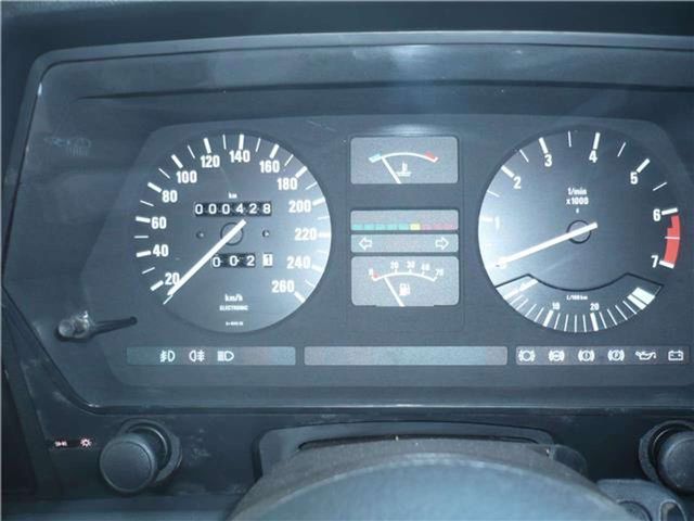 Справжня акула: ідеальну 35-річну BMW продали за ціною новенького суперкара - фото 440976