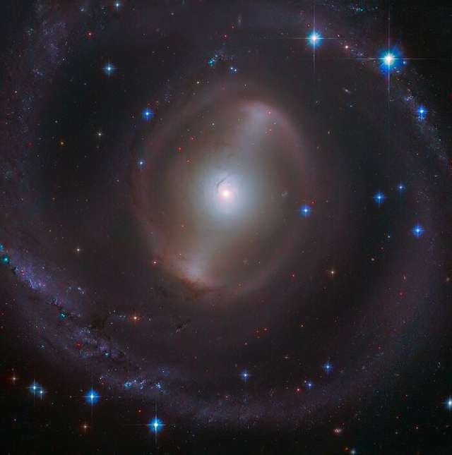 Hubble зробив знімок незвичайної яскравої спіральної галактики - фото 441090