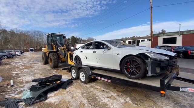 Tesla Model S вперше в історії стане бензиновим автомобілем - фото 441101