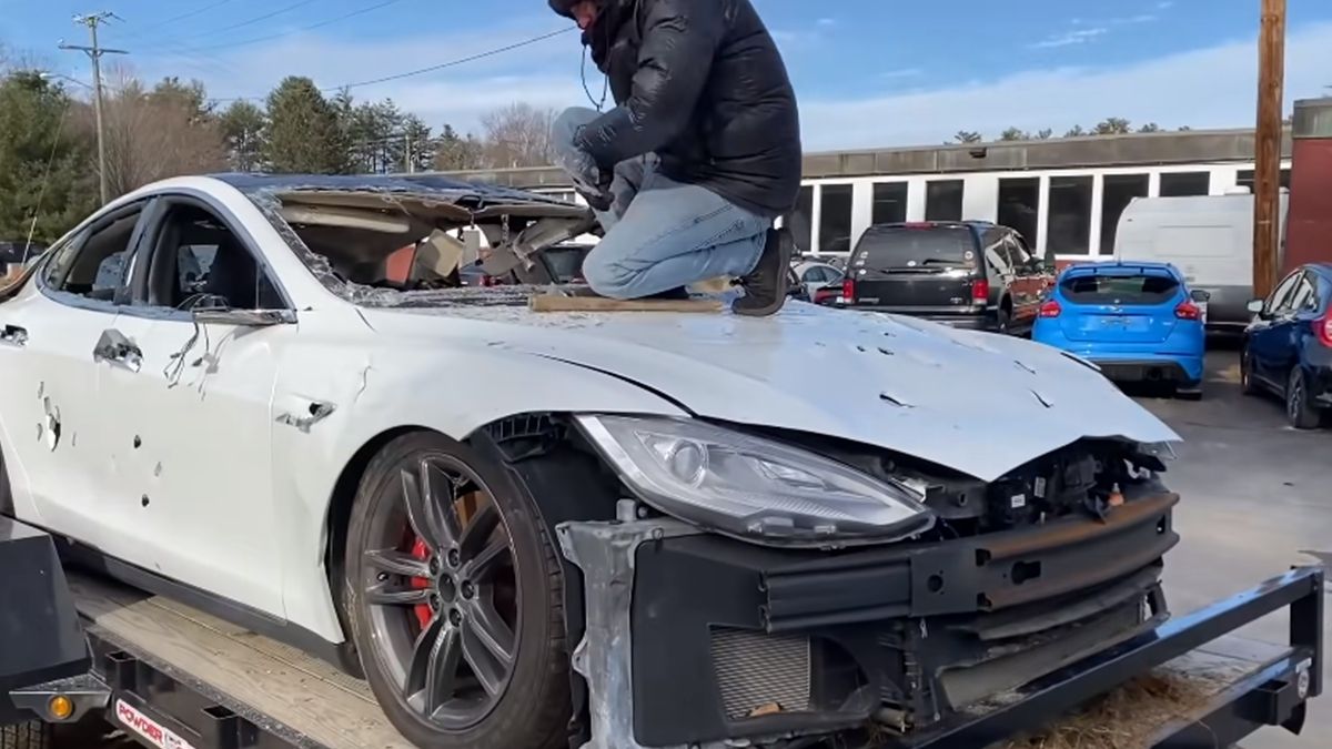 Tesla Model S вперше в історії стане бензиновим автомобілем