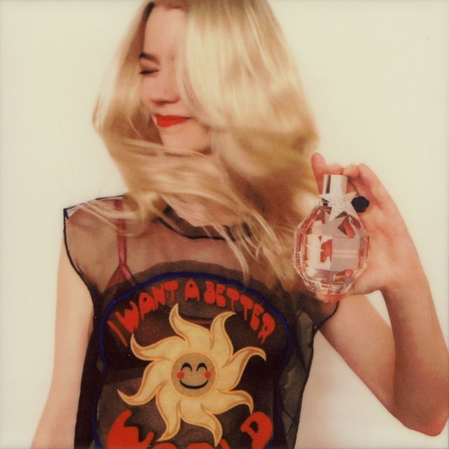 Зірка серіалу Ферзевий гамбіт знялася у рекламі аромату Viktor&Rolf в прозорому наряді - фото 441111