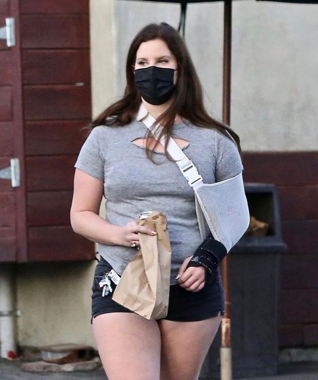 Папараці підловили розповнілу Лану Дель Рей: фото шокували шанувальників співачки - фото 441135