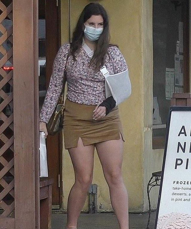 Папараці підловили розповнілу Лану Дель Рей: фото шокували шанувальників співачки - фото 441136