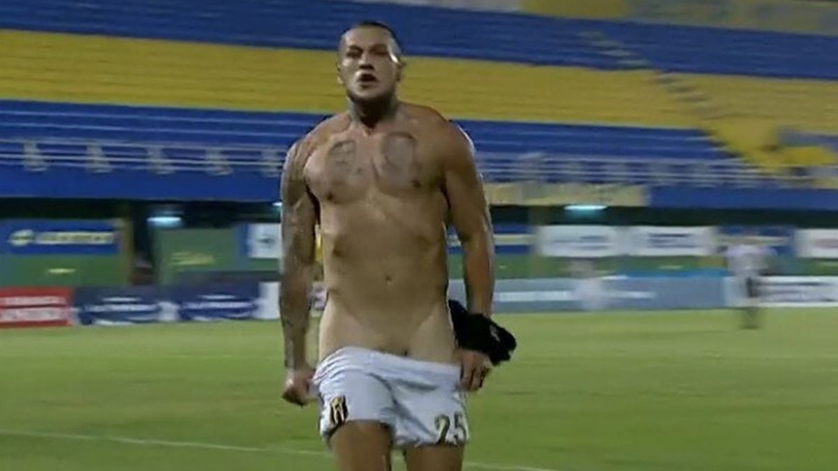 Футболіст відсвяткував гол стягнутими трусами: епічні кадри
