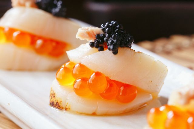 Лікарі попередили про погані властивості червоної ікри - фото 441403