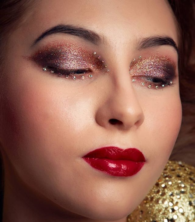 Макіяж на Новий рік 2021: готові ідеї святкового мейкапу у фото - фото 441409