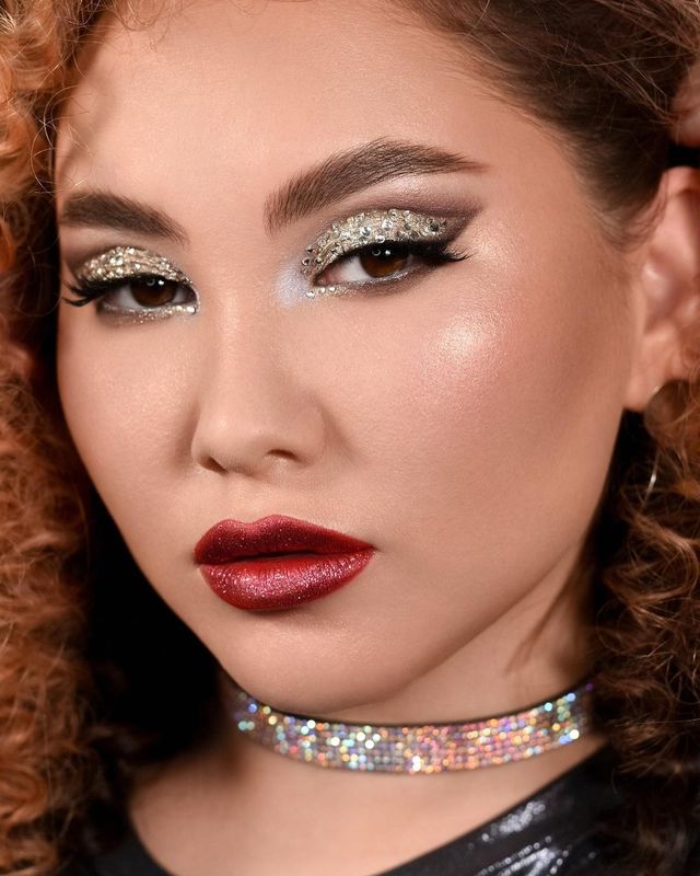 Макіяж на Новий рік 2021: готові ідеї святкового мейкапу у фото - фото 441410