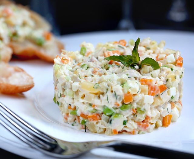 Скільки часу можна зберігати холодець і олів'є - фото 441516