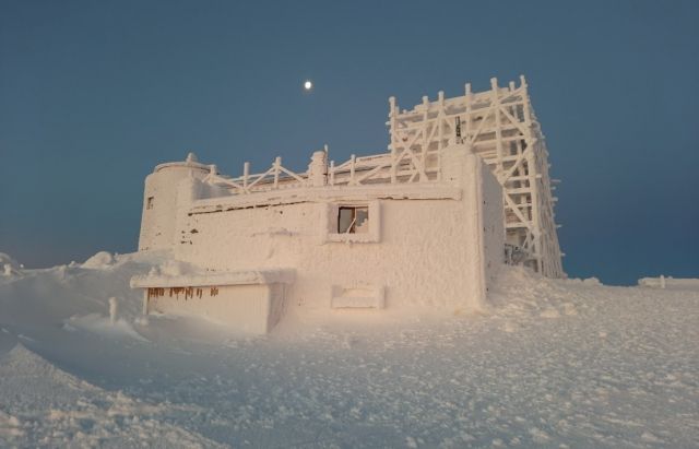 Українські Карпати рясно засипало снігом: казкові фото - фото 441732