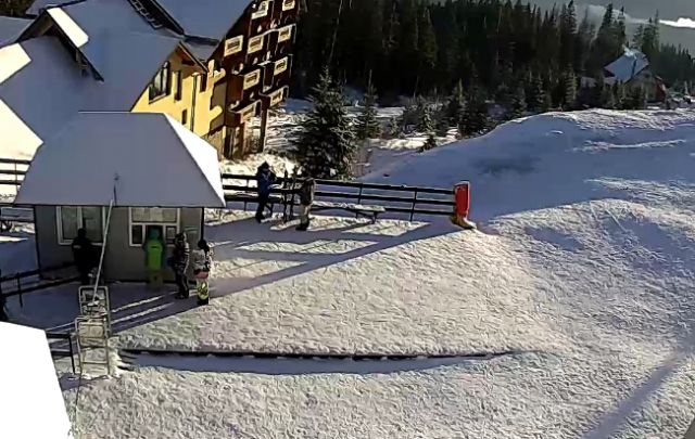 Українські Карпати рясно засипало снігом: казкові фото - фото 441736