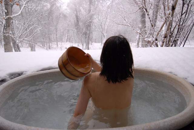 Чому не варто довго приймати гарячу ванну взимку - фото 441827