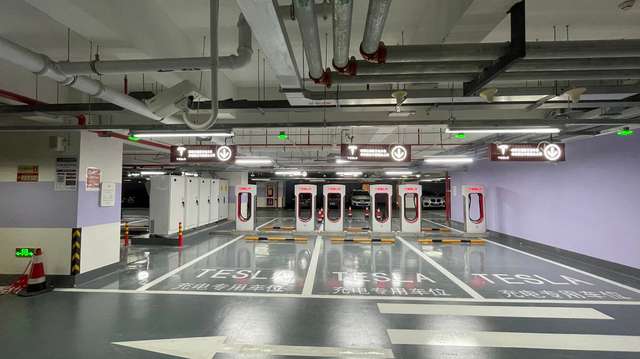 У Китаї відкрилася найбільша зарядна станція Tesla: скільки авто можна зарядити одночасно - фото 441994