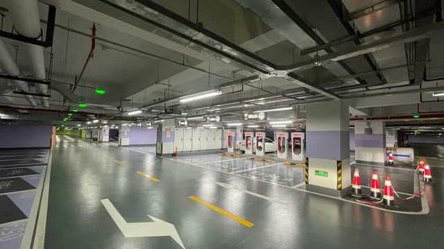 У Китаї відкрилася найбільша зарядна станція Tesla: скільки авто можна зарядити одночасно - фото 441995