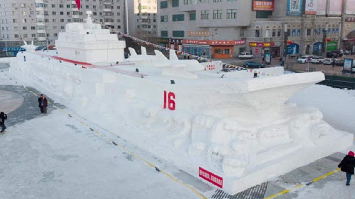 У Китаї зі снігу зліпили 50-метровий авіаносець: вражаюче відео - фото 1