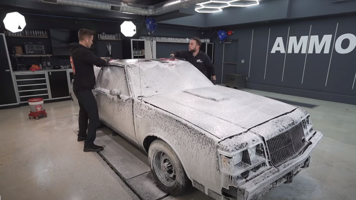 Старе американське авто Buick помили вперше за 34 роки: відео
