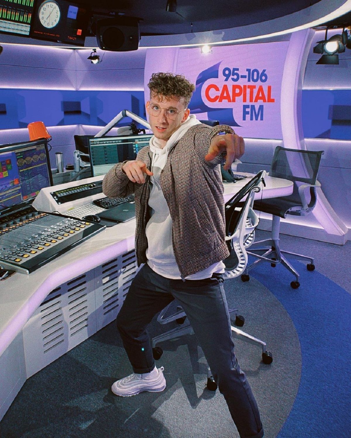 Британський ведучий показав, як змінився за 10 років: ефектне відео