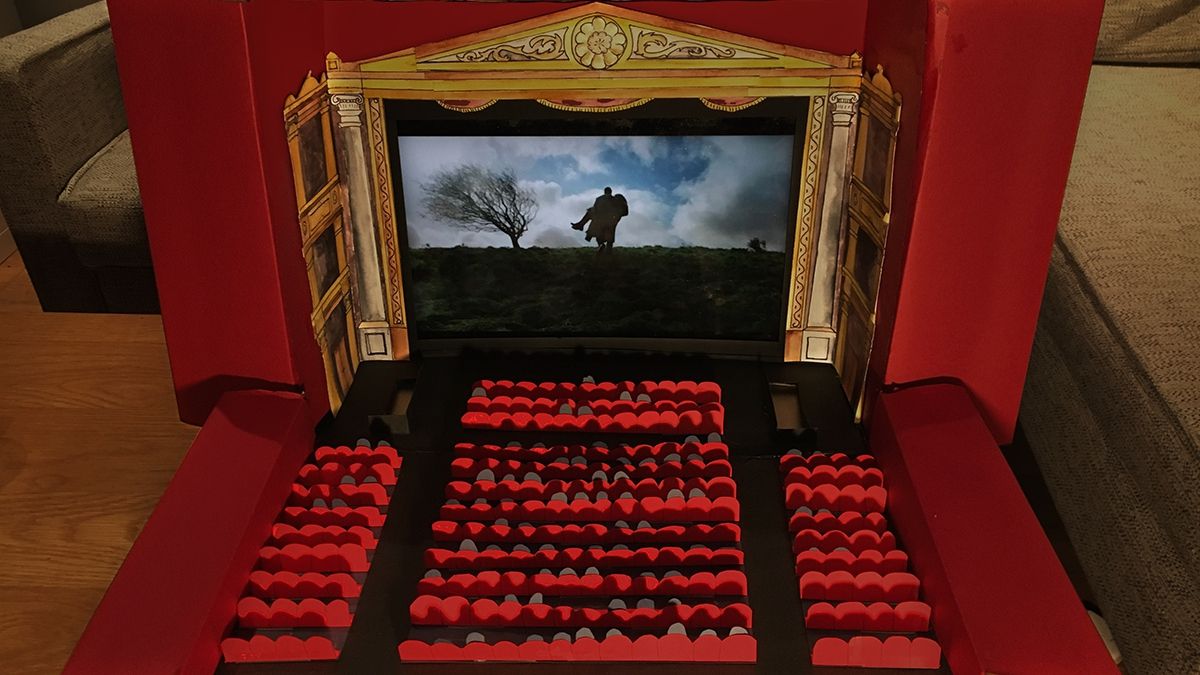 Британський режисер створив кінозал прямо у себе на кухні: відео