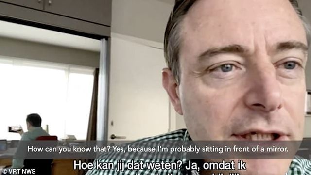 Мер з Бельгії випадково засвітився в ефірі без штанів: курйозні кадри - фото 442160