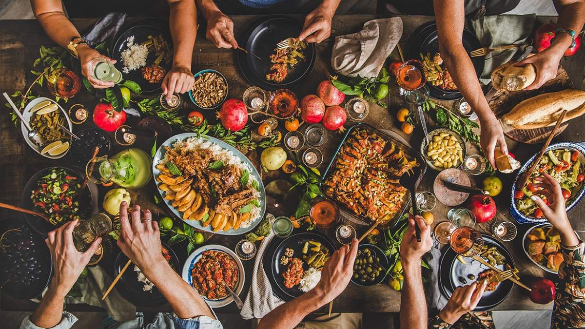 Як поїсти смачно і не набрати зайвого: 5 правил здорового святкового застілля - фото 1