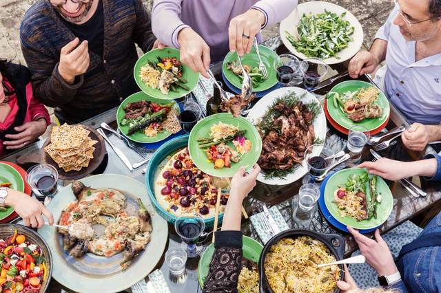 Як поїсти смачно і не набрати зайвого: 5 правил здорового святкового застілля - фото 442193