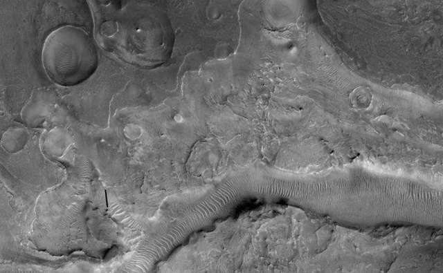 Найбільший каньйон у Сонячній системі показали нових орбітальних фото Марса - фото 442197