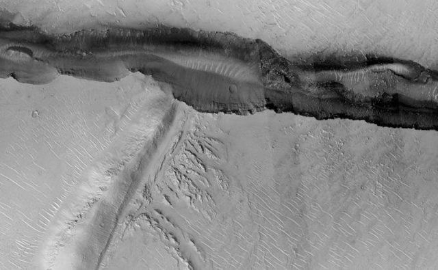 Найбільший каньйон у Сонячній системі показали нових орбітальних фото Марса - фото 442198