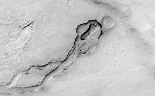 Найбільший каньйон у Сонячній системі показали нових орбітальних фото Марса - фото 442199